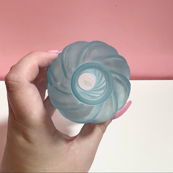 Vintage pastel frosted blue Art Deco twist vase - Picture 4 of 4